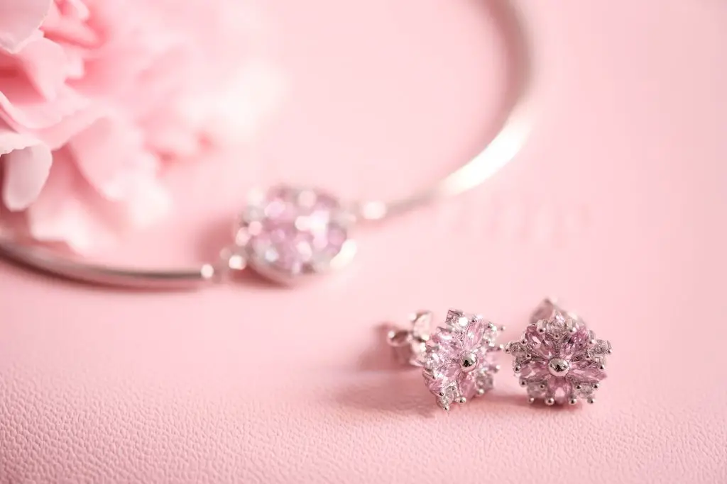 Silver Jewelry vs. Gold Jewelry A Pawning Comparison